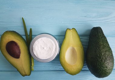 Mavi ahşap krem kozmetik avokado