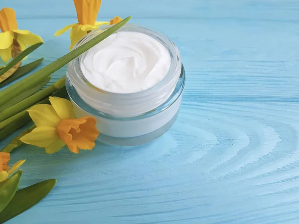 ahşap arka plan kozmetik krem sarı çiçekler teslim 