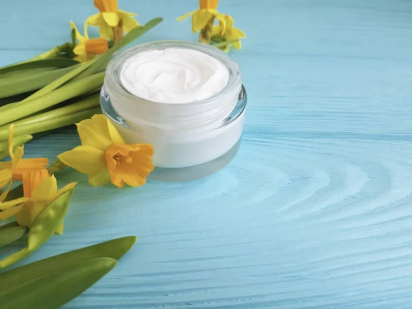 ahşap arka plan kozmetik krem sarı çiçekler teslim 