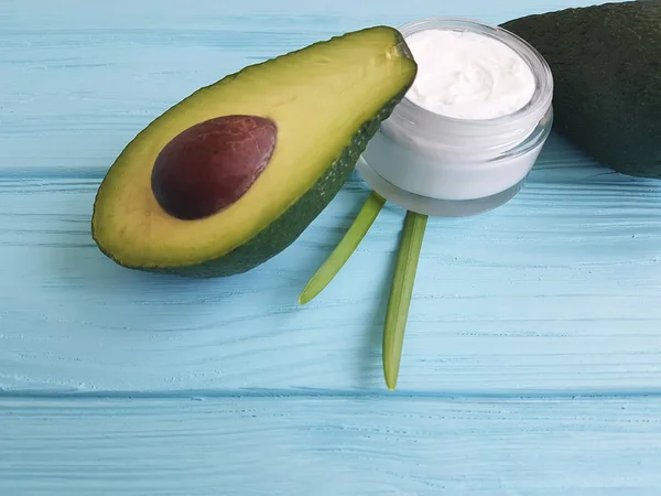 Mavi ahşap krem kozmetik avokado