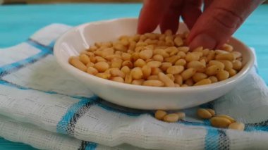 çam fıstığı mavi ahşap üzerinde arka plan el