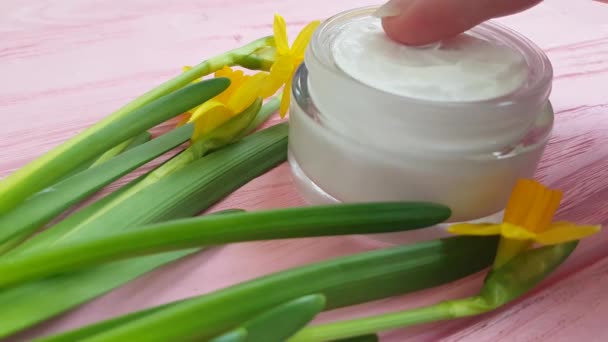 Krém Kozmetikai Sárga Virágok Kézzel Fából Készült Háttér — Stock videók
