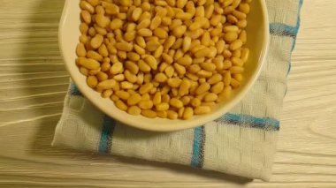 Beyaz ahşap zemin üzerinde çam fıstığı