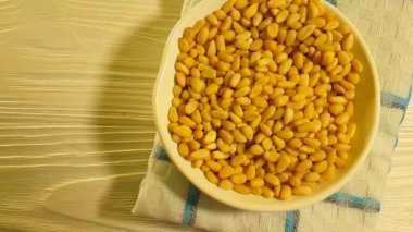 Beyaz ahşap zemin üzerinde çam fıstığı