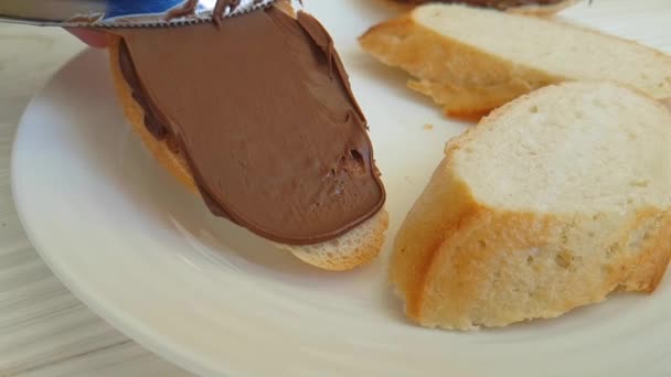 Hand Uitstrijkjes Chocolade Brood — Stockvideo