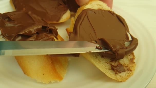 Ладонь Мажет Шоколад Хлеб — стоковое видео
