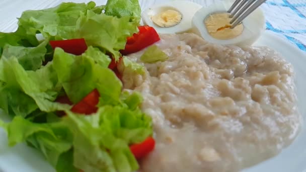 Flocons Avoine Sur Une Assiette Fourchette Salade — Video