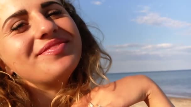 Bella Ragazza Ritratto Sorridente Sole Mare — Video Stock