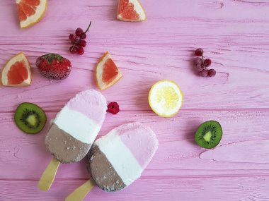 dondurma meyve pembe ahşap arka plan üzerinde