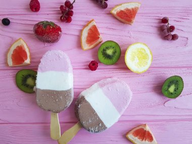 dondurma meyve pembe ahşap arka plan üzerinde