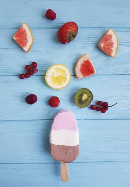 dondurma meyve mavi ahşap arka plan üzerinde