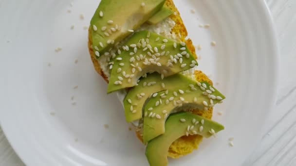 Sandwich Met Avocado Sesam Zaden — Stockvideo