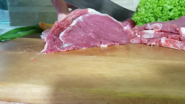 Mãos Masculinas Cortam Carne Crua Cozinha — Vídeo de Stock