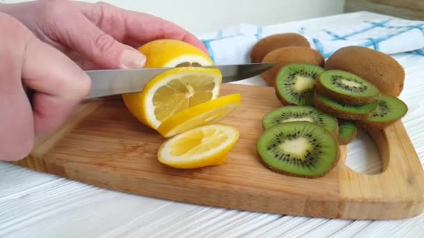Mains Coupées Avec Couteau Citron Sur Bois — Video