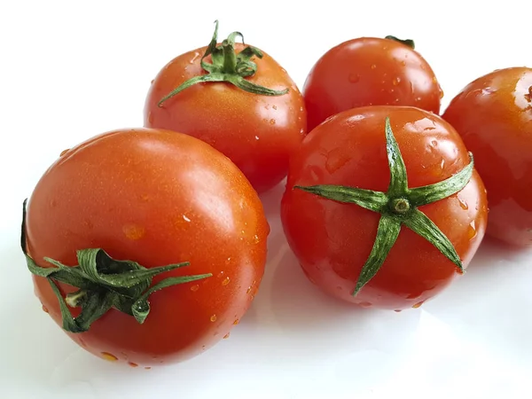 Κόκκινη Ντομάτα Υγρό Λευκό Φόντο — Φωτογραφία Αρχείου