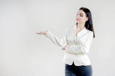 Genç ciddi işkadını esmer stüdyo