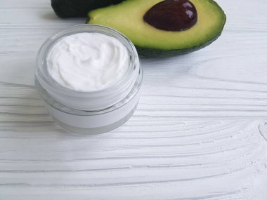 Beyaz tahta üzerine krem kozmetik avokado yağı