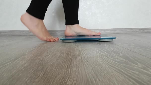 Жіночі Ноги Вагах — стокове відео