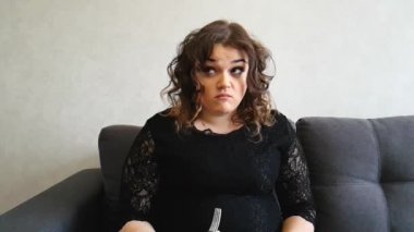 güzel tam uzunlukta kız bir salata ile kanepede oturuyor