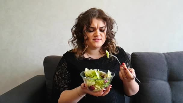 Πλήρη Κορίτσι Τρώει Μια Σαλάτα — Αρχείο Βίντεο
