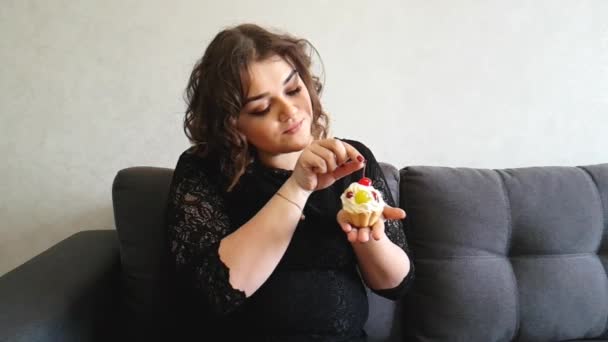 Teljes Lány Egy Sütemény — Stock videók