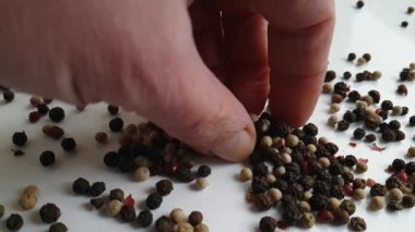 karabiber bezelye baharat beyaz arka taraftan uçar