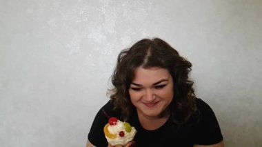 bir pasta ile güzel tam kız