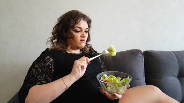 Hermosa Chica Comiendo Ensalada Sofá Emoción — Vídeos de Stock