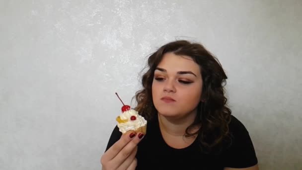 Gyönyörű Teljes Lány Egy Sütemény — Stock videók