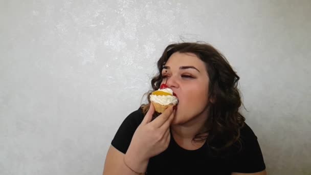 Schöne Volle Mädchen Mit Einem Kuchen — Stockvideo