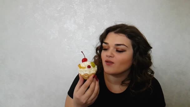 Bella Ragazza Completa Con Una Torta — Video Stock