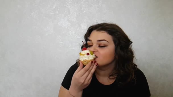 Piękna Dziewczyna Pełna Ciasta — Wideo stockowe