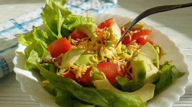 marul avokado domates çatal peynir