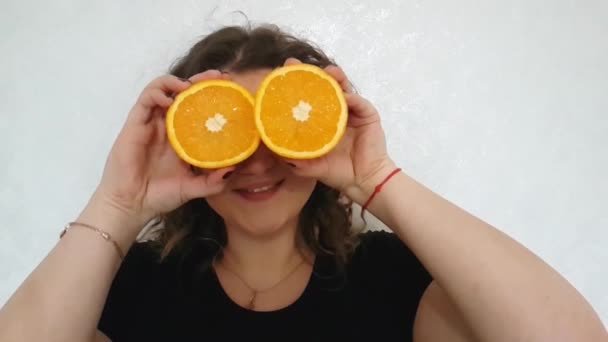 Dziewczyna Pełna Pomarańczy Posiada Pobliżu Oczu — Wideo stockowe