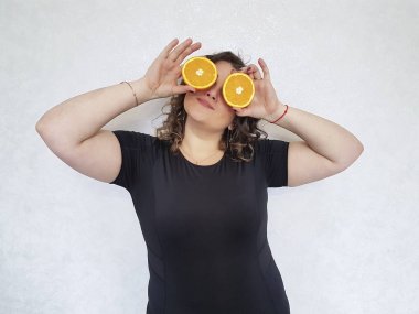 tam kız, bir turuncu gözler tutar.