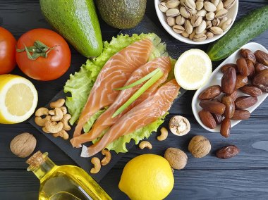 kırmızı balık, ahşap üzerine avokado