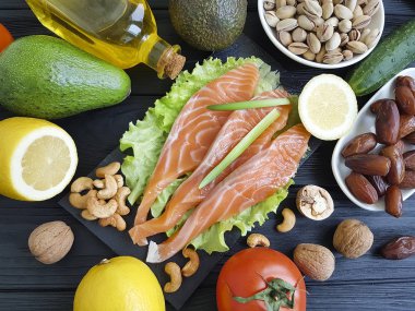 kırmızı balık, ahşap üzerine avokado