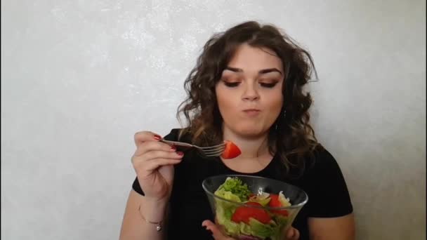 Schönes Mädchen Isst Einen Salat — Stockvideo