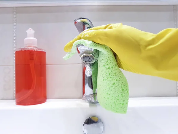 Handen Handschoenen Wassen Wastafel Badkamer — Stockfoto