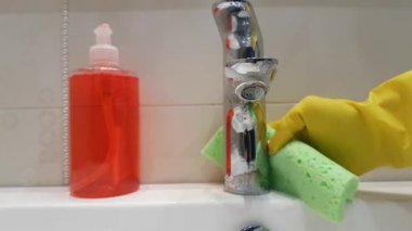 ellerinde eldiven lavabo banyo Temizleme yıkama