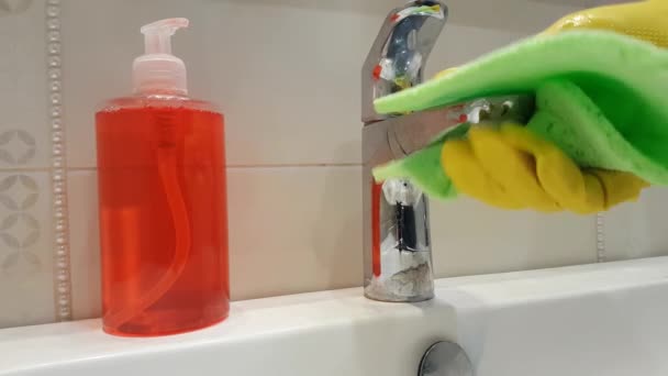 Χέρια Γάντια Πλύνετε Νεροχύτη Μπάνιο Καθαρισμού — Αρχείο Βίντεο