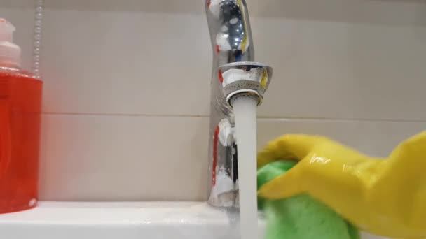 Hände Handschuhen Waschen Das Waschbecken Der Badreinigung — Stockvideo