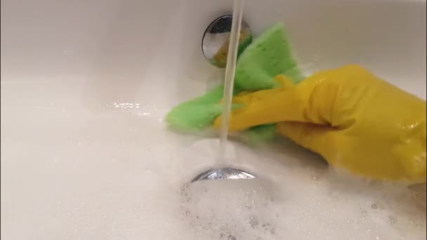 手袋で手を洗うシンク バスルームの清掃に — ストック動画