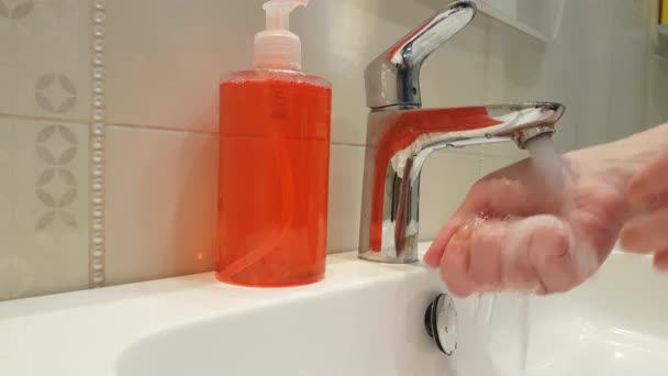 水龙头下的肥皂手 — 图库视频影像