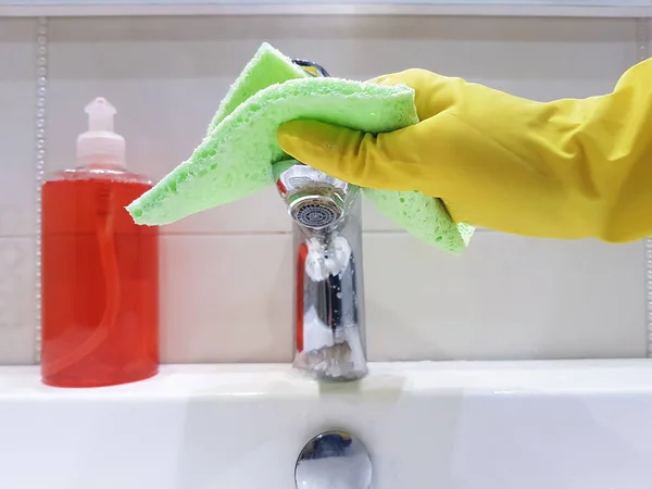 Handen Handschoenen Wassen Wastafel Badkamer — Stockfoto