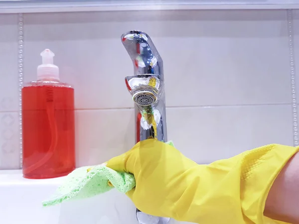 Handen Handschoenen Wassen Wastafel Badkamer — Stockfoto