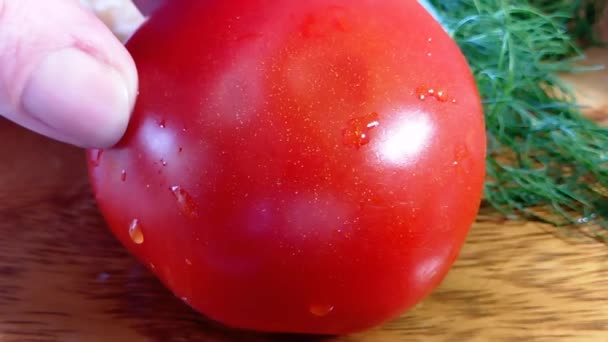 Las Manos Cortan Tomate Madera — Vídeos de Stock