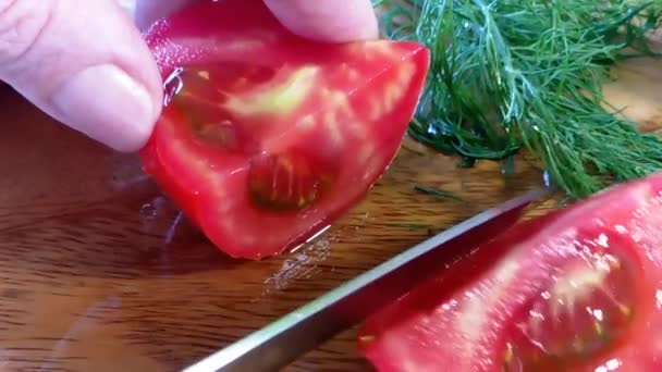 Hände Schneiden Eine Tomate Auf Einem Holz — Stockvideo