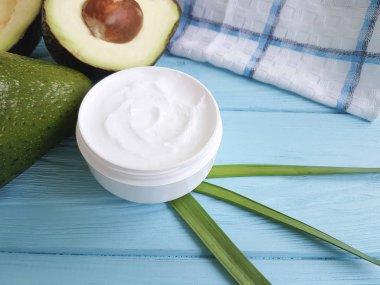 Avokado mavi ahşap krem