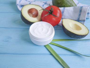 Avokado bir mavi ahşap domatese krem